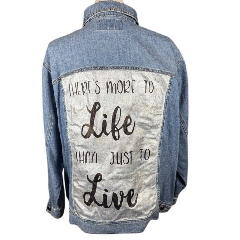 Torrid Women Relaxed Trucker Denim Jacket Light Wash Graphic Back 3 3X 22-24 NWT